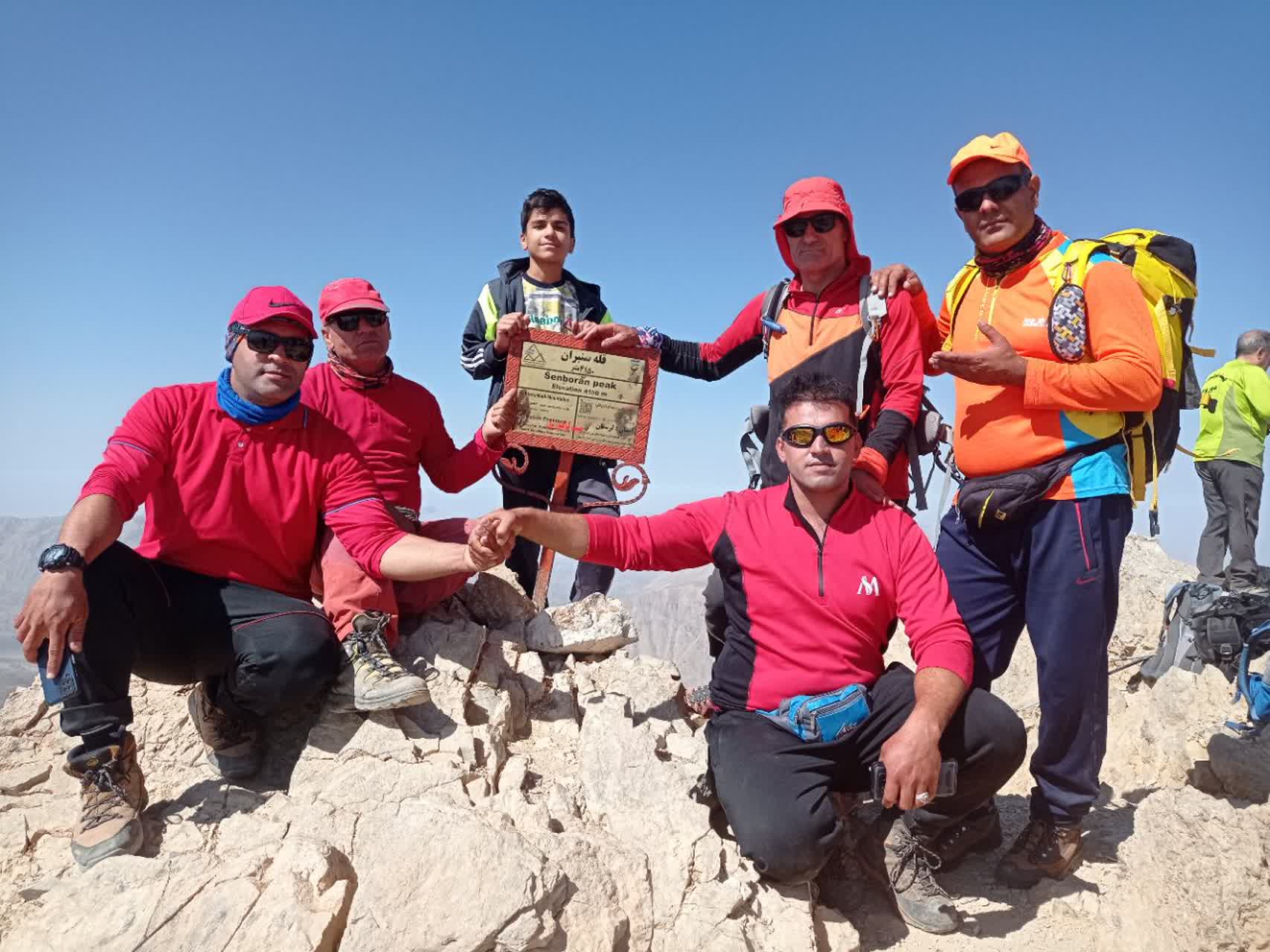 صعود گروه کوهنوردی یاران کوهستان شهرستان چرام به بام استان لرستان