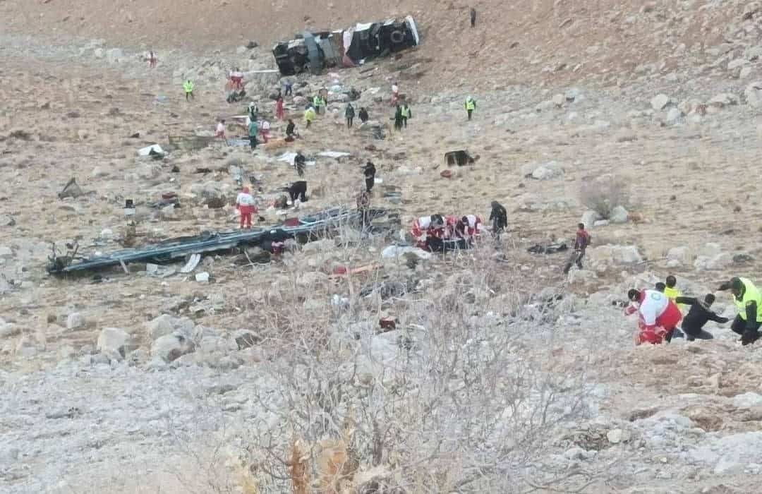 حادثه واژگونی اتوبوس محور یاسوج سمیرم و انتقال مصدومان با بالگرد